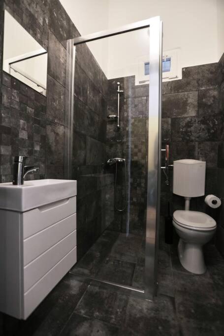 Unwind In Style W Sauna Dsgn 2Br Home Budapest Exterior foto