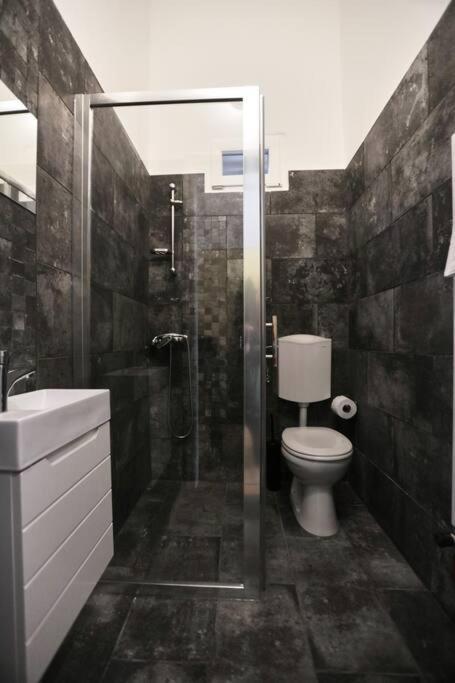 Unwind In Style W Sauna Dsgn 2Br Home Budapest Exterior foto